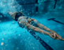 Schwimmerin im Wasser nach Startsprung