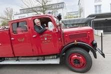 Czisch in einem kleinen, roten Feuerwehrauto