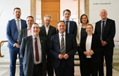 Die französische Delegation, bestehend aus sechs Personen, steht zusammen mit dem Generalkonsul und Ulms Oberbürgermeister im Foyer des Rathauses.