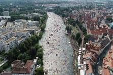 Hunderte Schlauchboote treiben auf der Donau.