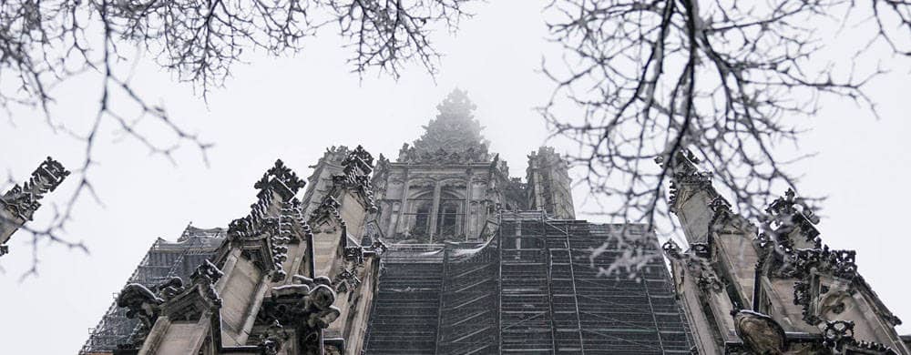 Die Spitze des Münsterturms im leichten Nebel