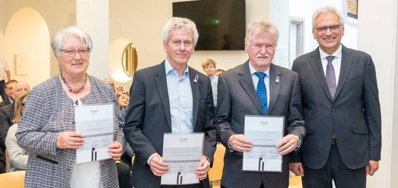 Die drei Empfänger des Ulmer Bands mit Oberbürgermeister Czisch