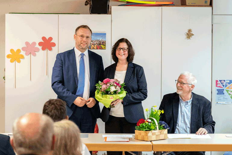 Oberbürgermeister Martin Ansbacher und Ortsvorsteherin Kathrin Brändle. Frau Brändle hat einen Blumenstrauß in der Hand 