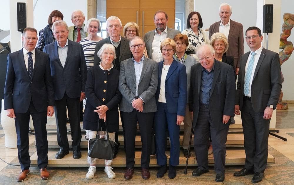 Acht ehemalige Landräte mit Ehefrauen im Rathausfoyer, zusammen mit Ulms Erstem Bürgermeister Martin Bendel und dem Landrat des Alb-Donau-Kreises Heiner Scheffold.