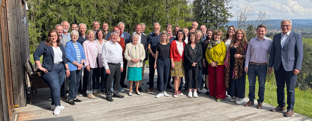 Gruppenfoto mit 31 Stadträtinnen und Stadträten sowie Gunter Czisch vor einer Wiese.