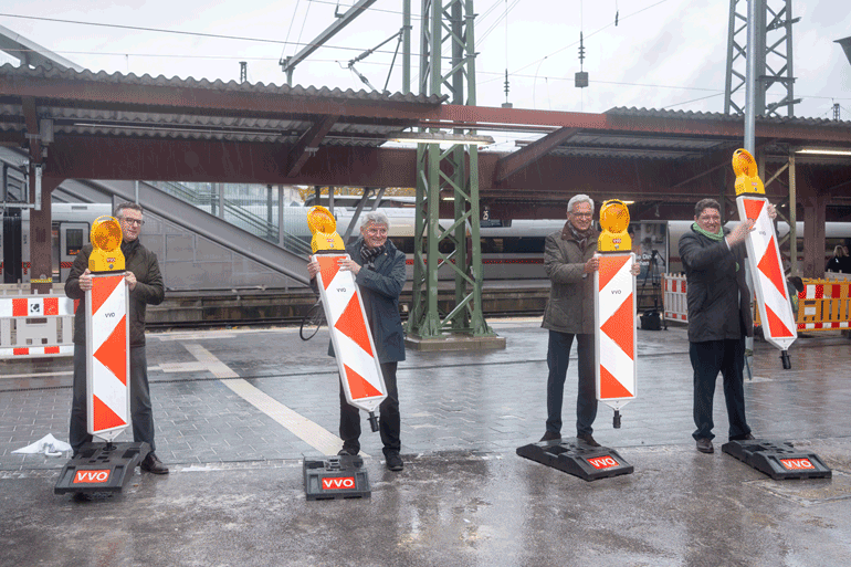 Gruppenbild vor den Gleisen des Ulmer Hauptbahnhofs