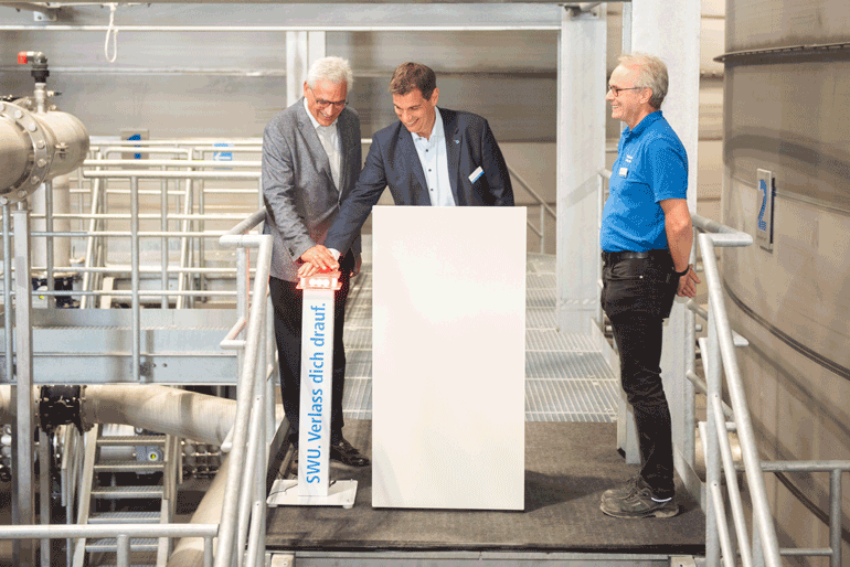 OB Czisch und SWU-Geschäftsführer Eder starten die Inbetriebnahme des Hochbehälters