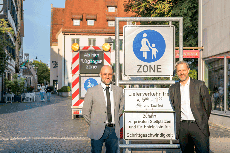 Bürgermeister Tim von Winning und der Leiter der Verkehrsplanung Michael Jung vor dem Schild einer Fußgängerzone