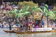 Ein Boot, auf dem mehrere Gummi-Palmen aufgestellt sind