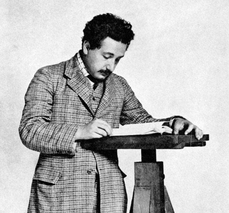 Albert Einstein an einem Stehpult