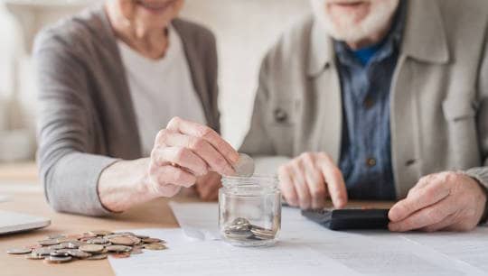 Zwei Senioren die Geld betrachten