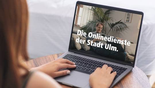 Die Website der Onlinedienste der Stadt Ulm auf einem Laptop