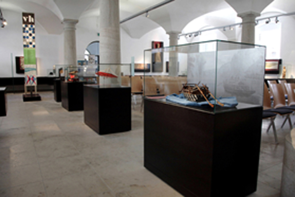 Stadtgeschichtliche Ausstellung im historischen Gewölbesaal im Schwörhaus