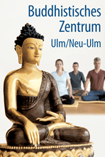 Buddha Statue und drei Meditierende