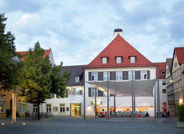 Das Museum Ulm mit unscheinbarer Fassade und Giebeldach.