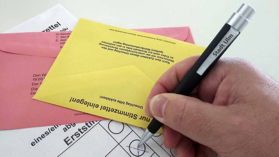 Stimmzettel und Briefumschläge