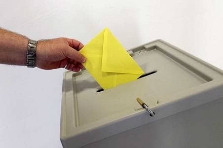 Stimmabgabe an Wahlurne