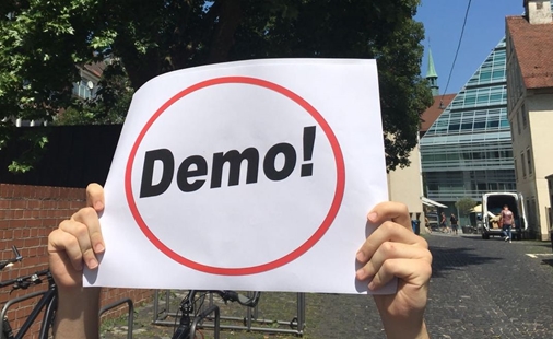 Ein Schild mit der Aufschrift Demo