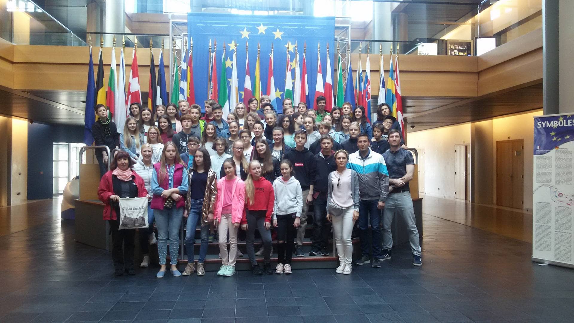 Gruppenbild einer Schüler*innengruppe im EU-Parlament