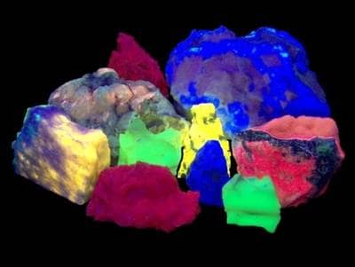Mineralien leuchten bunt unter UV-Strahlen