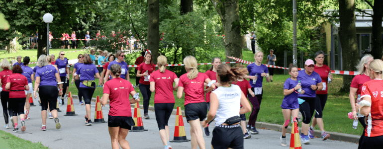Frauen beim Frauenlauf in der Friedrichsau.