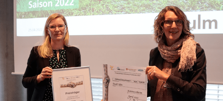 Beauftragte der B 52-Verbändekooperation Frau Birgit Meyering und Frau Bürgermeisterin Iris Mann bei der Preisübergabe "Gesunde Kommune 2021" 