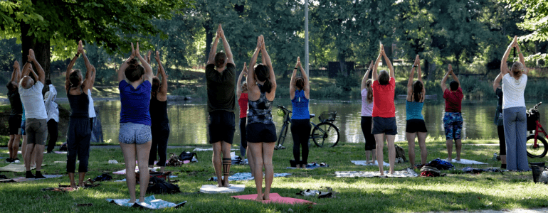 Yoga-Kurs in der Ulmer Friedrichsau.