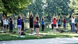 Menschen beim Yoga in der Friedrichsau
