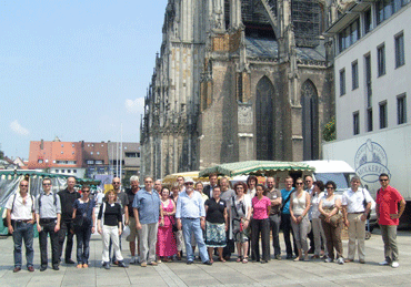 Gruppenfoto vor dem Münster: Die Projektpartner von MMOVE bei ihrem Besuch in Ulm 