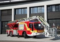 Neue Drehleiter der Feuerwehr Ulm mit abgesenktem Korb vor dem Führerhaus