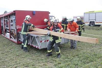 Für schwere Verkehrs- und Bauunfälle steht der Feuerwehr Ulm ein Abrollbehälter mit Rüst- und Baumaterial zur Verfügung. Auf dem Bild werden bei einem Einsatz Holzbalken entnommen.