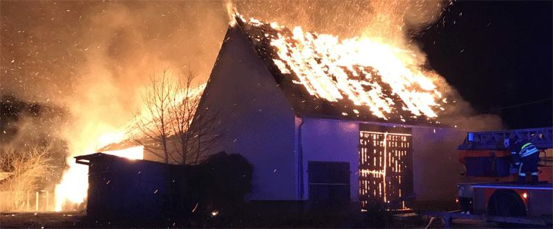 Das Dach eines Hauses brennt lichterloh.