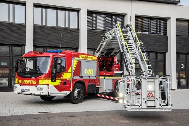 Neue Drehleiter der Feuerwehr mit abgesenktem Leiterpark