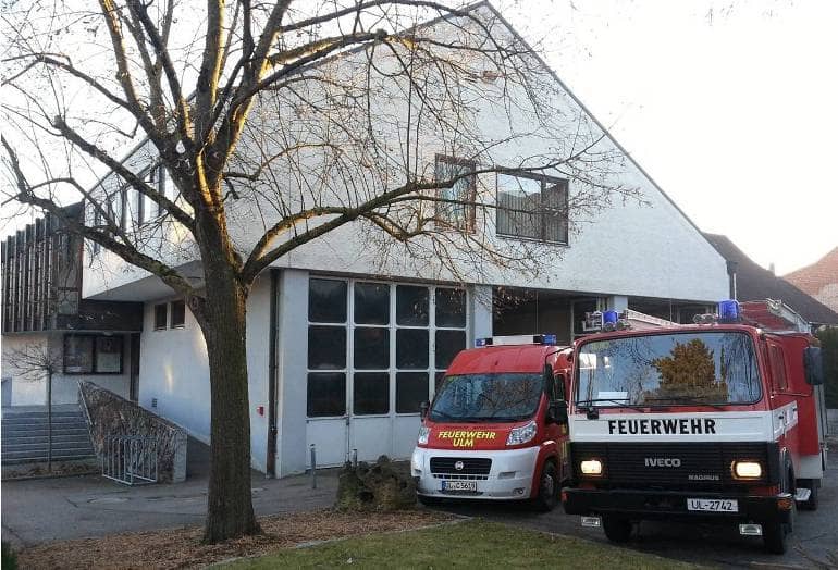 Frontansicht Feuerwehrgerätehaus Eggingen mit dem davor stehenden Löschfahrzeug und dem Mannschaftstransportwagen.