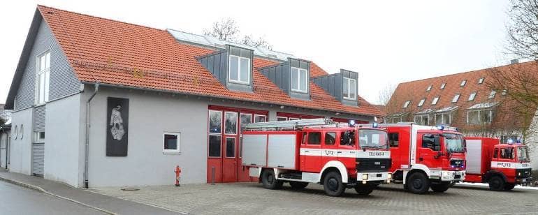 Frontansicht Feuerwehrgerätehaus Lehr mit den beiden Löschffahrzeugen und dem Gerätewagen Gefahrgut.