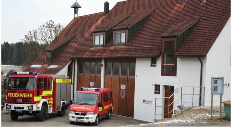 Frontansicht Feuerwehrgerätehaus Mähringen mit dem davor stehenden Löschgruppenfahrzeug und dem Mannschaftstransportwagen