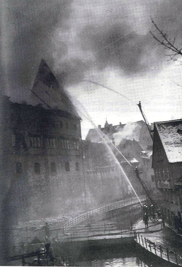 Historische Fotografie des Großbrandes des Neuen Baus