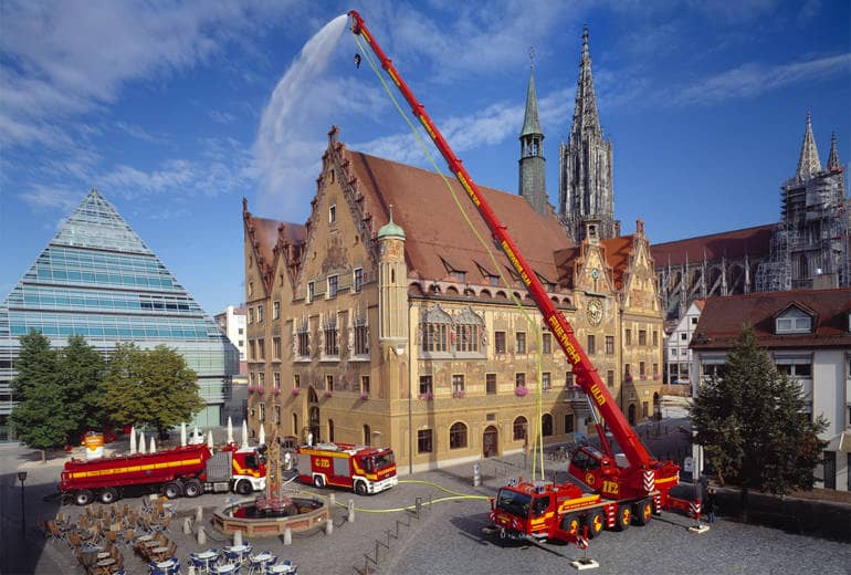 Feuerwehrkran, Feuerwehrtankzug und Großtanklöschfahrzeug vor dem Ulmer Rathaus; aus 40 m Höhe wir mit dem Kran und 4000 Liter Wasser pro Minute bei einer Übung auf das Rathausdach gespritzt