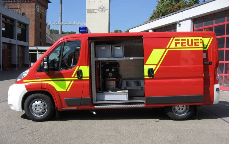 Das sogenannte Kleineinsatzfahrzeug der Feuerwehr Ulm auf Fiat-Ducato Basis mit geöffneter Schiebetür und der dahinter befindlichen Tierfang- und Tiertransportausrüstung.
