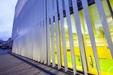 3fach Stapelhalle Keplergymnasium Fassade mit beleuchteter Halle im UG