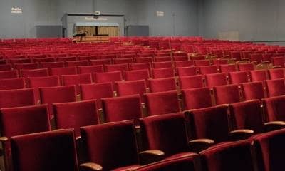 Rote Sitzreihen im Alten Theater