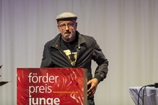 Patrick Wieland hält die Laudatio für Ulm RAPresent, die Preisträger der Sparte Populäre Kunst