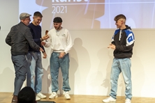 Patrick Wieland übergibt Ulm RAPresent den Förderpreis-Pokal