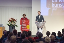 Sibylle Tiedemann hält die Laudatio für Moritz Baudenbacher, dem Gewinner der Sparte Film