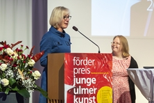 Dr. Stefanie Dathe hält die Laudatio für die Ehrenpreisträgerin Luise Reinholz