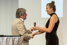 Wolfgang Seeliger übergibt Lena Marie Zeizel den Förderpreis-Pokal