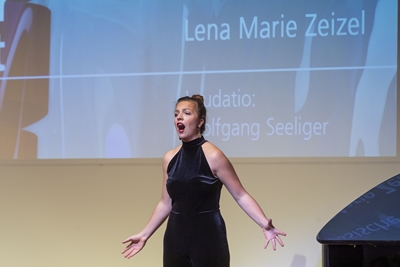 Lena Marie Zeizel, Preisträgerin in der Sparte Klassische Musik, singt