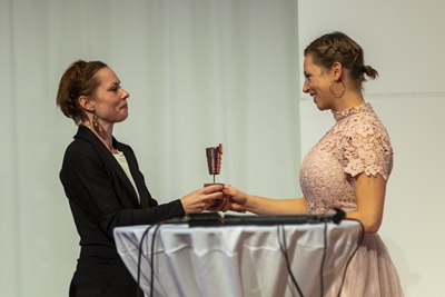 Charlotte van Kerckhoven übergibt Leonie Hassfeld den Förderpreis-Pokal
