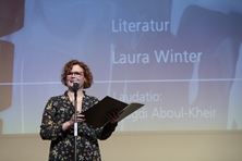 Laura Winter ließt ihre Kurzgeschichte "Bielefeld" vor