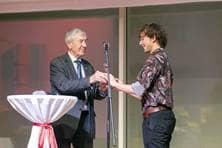 Laudator Adrian Kutter übergibt Preis an Philipp Linke